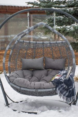 подвесное кресло галант серый на снегу