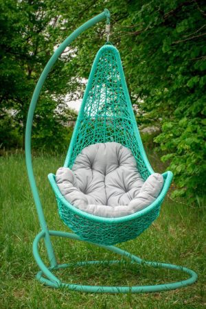 плетёное кресло гамак в бирюзовом цвете с серой подушкой