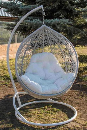 кресло подвесное из ротанга серебро подушка шампань