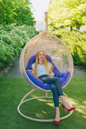 Бежевое плетёное подвесное кресло ЮМК Эмилия