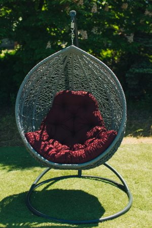 Серое подвесное кресло с матрасом бордо
