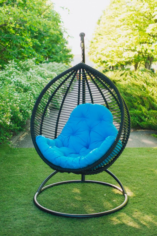 чорне підвісне крісло Кіт ЮМК з голубою подушкою