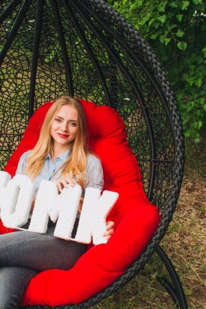 Чёрное подвесное кресло с красной подушкой от ЮМК