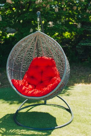 Красивое подвесное кресло Веста на стойке