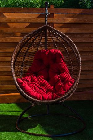кресло кокон кит шоколад с красной подушкой
