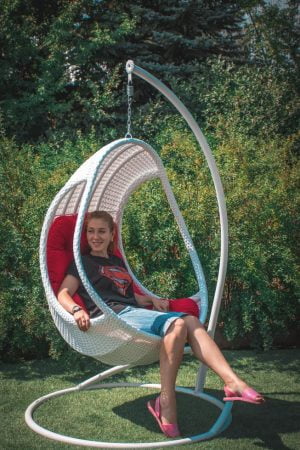 Подвесное кресло Комфорт люкс с девушкой