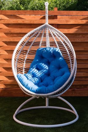 белое подвесное кресло с горизонтальным плетением