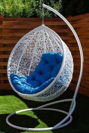 Подвесное кресло на стойке Веста белое с голубой подушкой