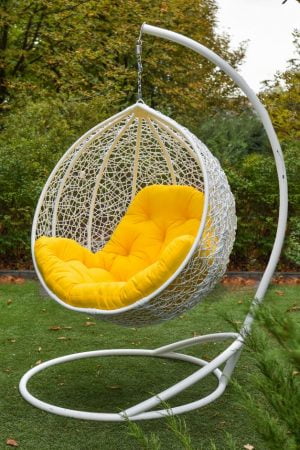 кресло-кокон эмилия белая с желтой подушкой