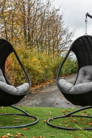 Подвесные кресла ЮМК Комфорт Люкс серого цвета с подушками