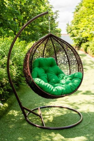 кресло кокон с зелёной подушкой из ротанга