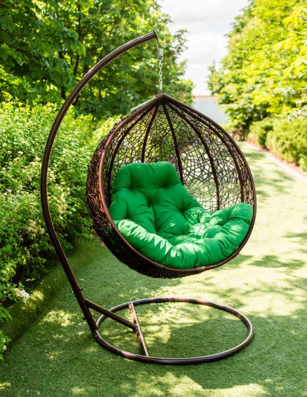 кресло кокон с зелёной подушкой из ротанга