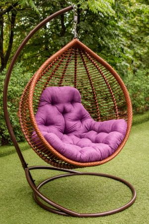 крісло кокон Кит коньяк з фіолетовою подушкою