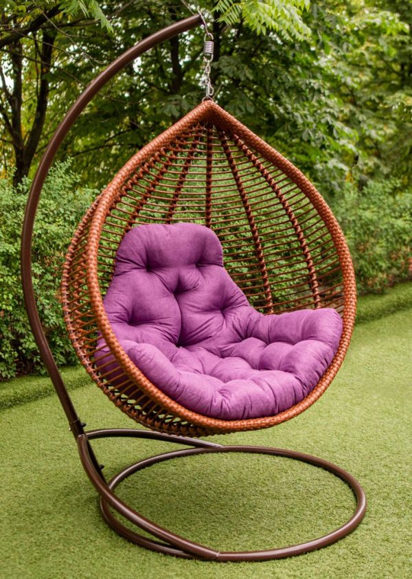 крісло кокон Кит коньяк з фіолетовою подушкою