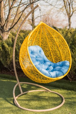 кресло кокон жёлтое с голубой подушкой