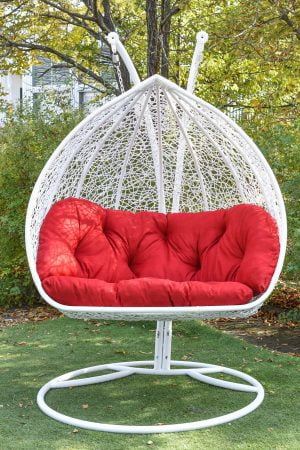 Двойное подвесное кресло кокон из ротанга Дабл ЮМК белое с красным