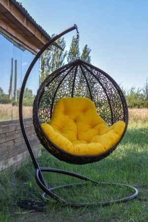 Кресло кокон шоколад с жёлтой подушкой