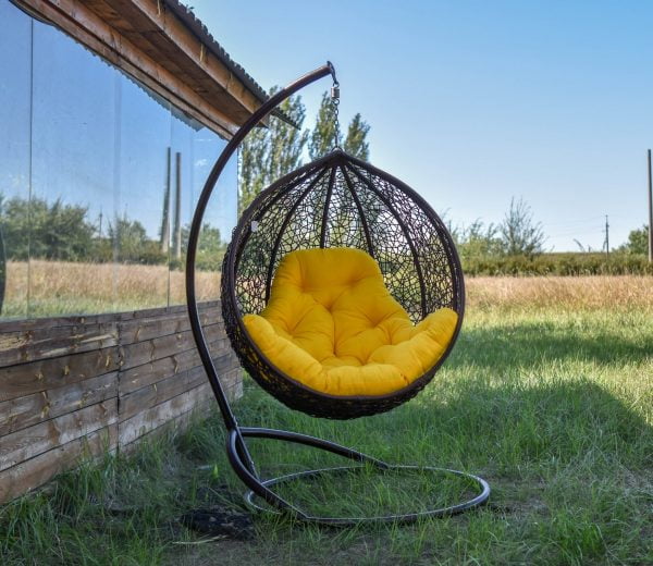 Кресло кокон шоколад с жёлтой подушкой