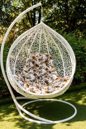 підвісне крісло з подушкою в орнамент