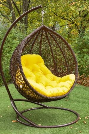 Подвесное кресло Веста ЮМК шоколад с жёлтой подушкой