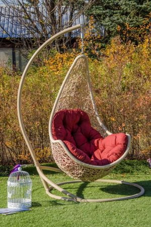 Подвесное кресло Леди беж с красной подушкой