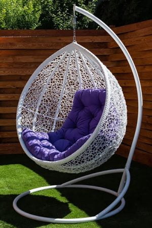 Бнлое кресло кокон Веста с подушкой фуксия