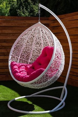 подвесное кресло кокон с малиновой подушкой