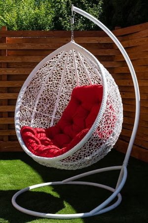 усиленное подвесное кресло с красной подушкой
