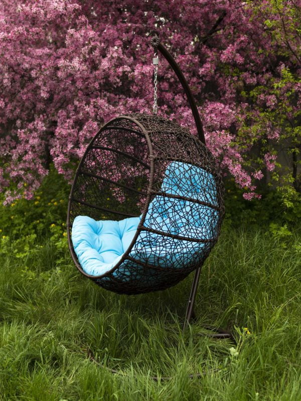 Подвесное кресло кокон Фиеста в саду