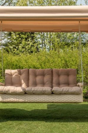 Качеля садовая плетёная ротангом