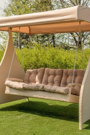 Садовая качеля с крышей из тента