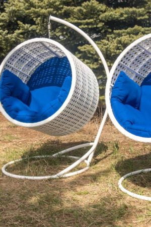 белые кресла из ротанга с синими подушками