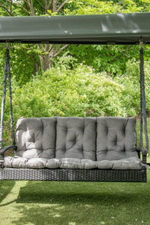 Качеля для сада из ротанга