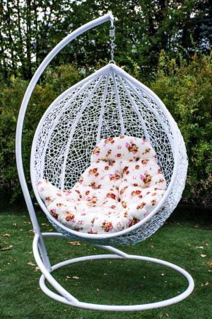 Подвесное кресло Эмилия белая в саду