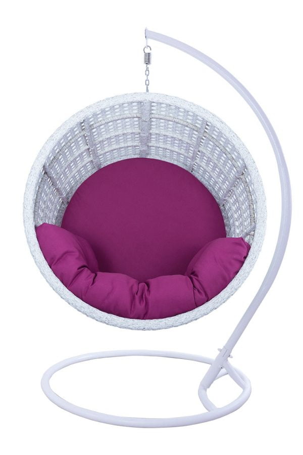 белое кресло с фиолетовой подушкой