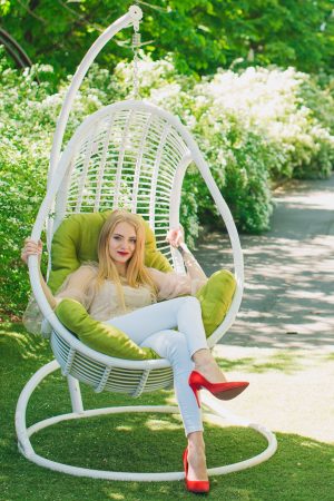 Подвесное кресло Коомфорт люкс белое с подушкой горчица