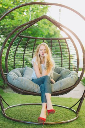 Красивое подвесное кресло качеля из ротанга Галант премиум