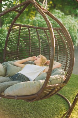 Двухместное кресло кокон Галант премиум шоколад с серой подушкой