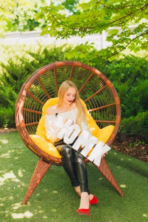 кокон из ротанга ЮМК с девушкой