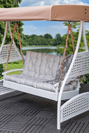 плетёные садовые качели белым ротангом