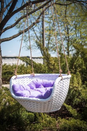 маленькое кресло на канатах для сада