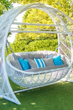 белоснежные большие качели в сад Мароу