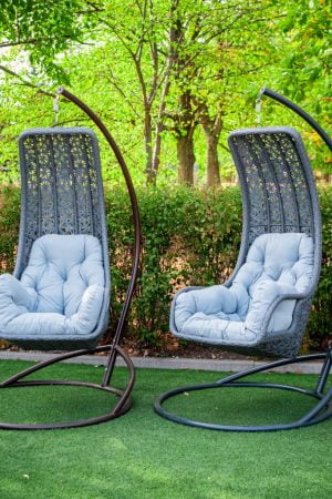 підвісні крісла качалки з сірого штучного ротангу