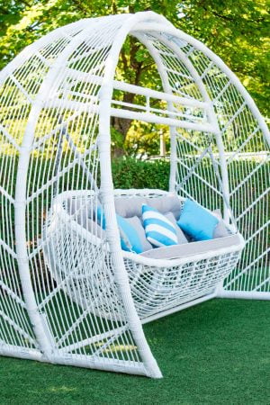 Красивые эксклюзивные качели в белом цвете