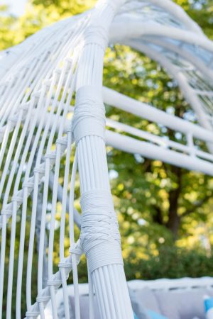 Белое плетение на арке качели Мароу