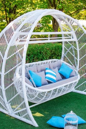Качели ротанговые для сада Мароу в белом цвете