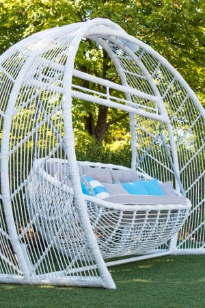 Белые качели Мароу из искусственного ротанга
