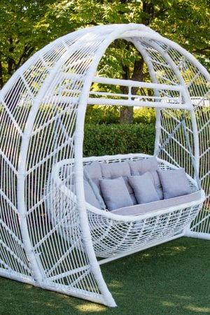 Белые качели для сада Мароу