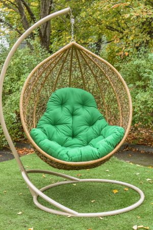 Садовое подвесное кресло кокон Глория с зелёной подушкой