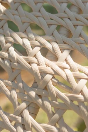 ротанг цвета беж на кресле коконе подвесном